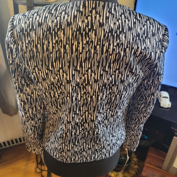 WOMEN'S H & M DIVIDED BLACK AND WHITE BLAZER SPLATTERED LOOK - Picture 5 of 7
